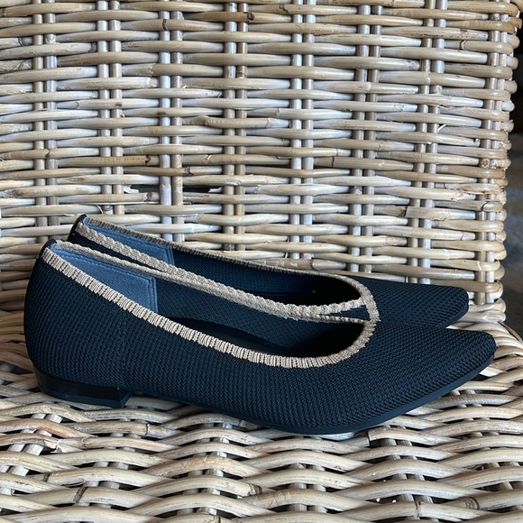 Vionic, black and tan Dahlia pointy toe ballet flat - Picture 4 of 5